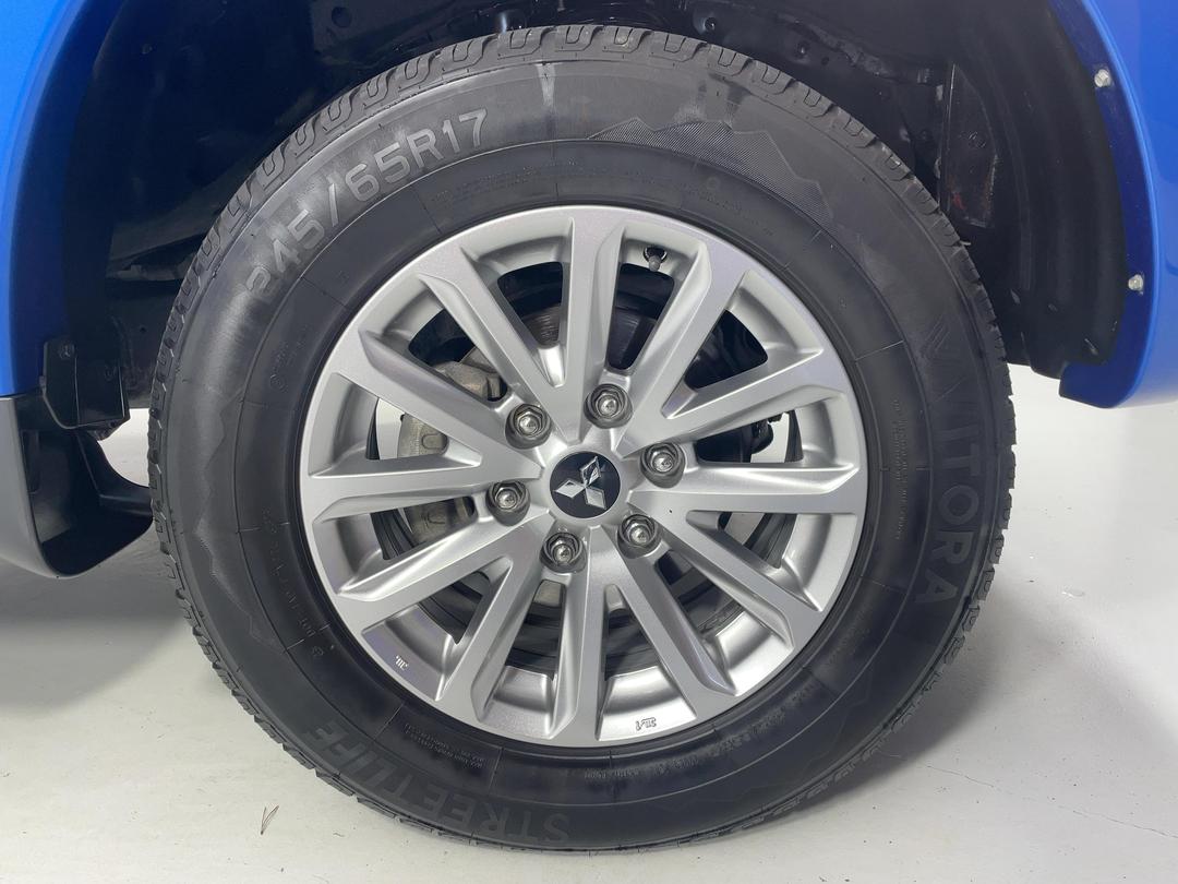 Photo '9' of Mitsubishi Triton