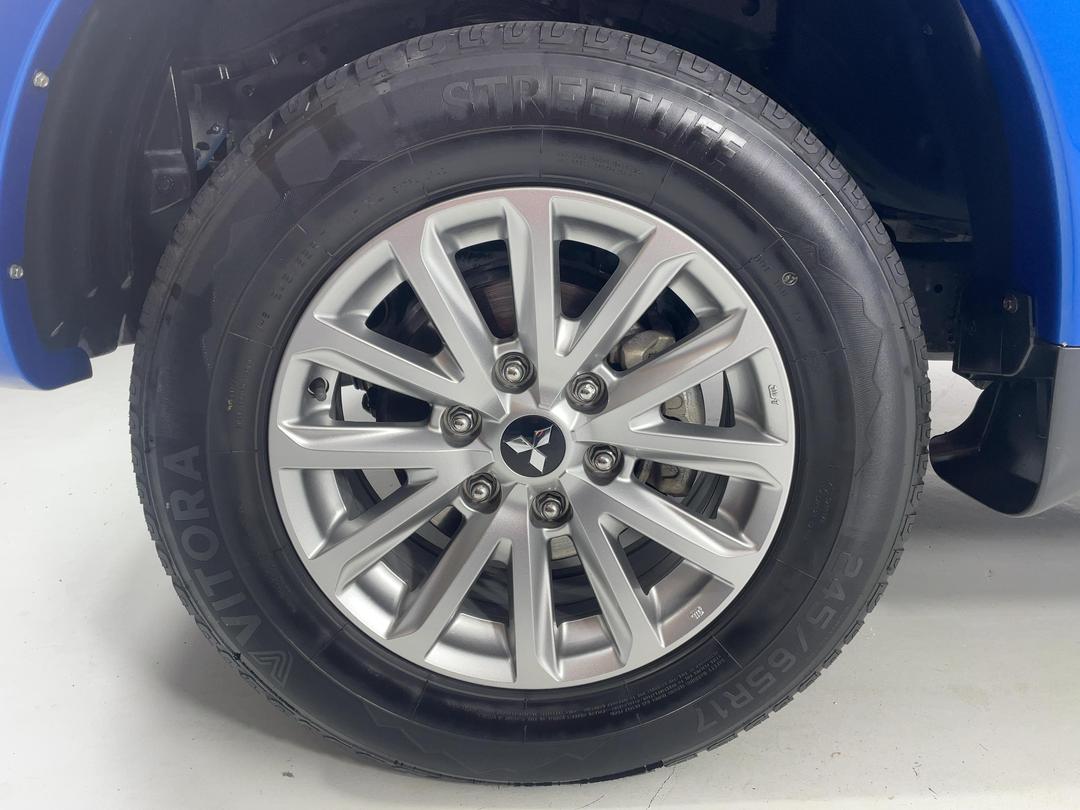 Photo '10' of Mitsubishi Triton