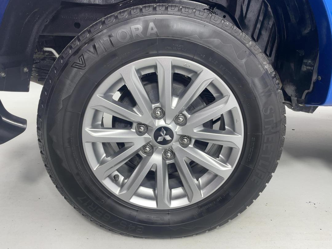 Photo '12' of Mitsubishi Triton