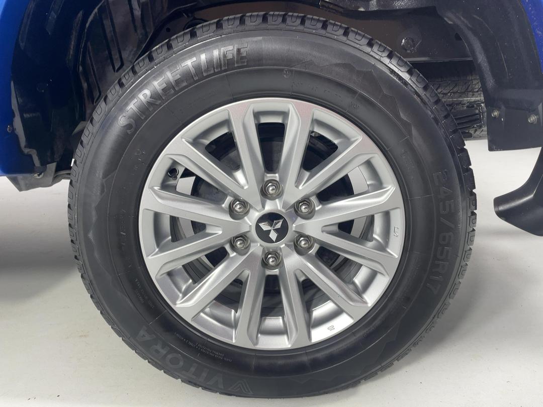 Photo '11' of Mitsubishi Triton