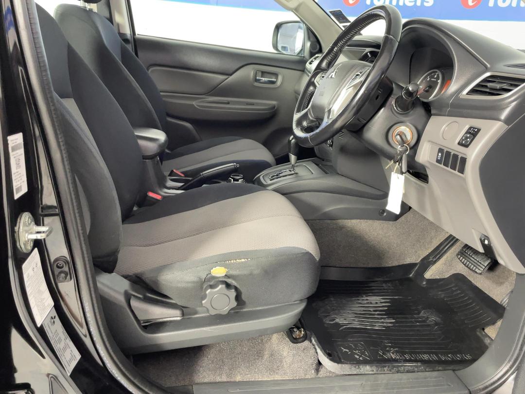 Photo '16' of Mitsubishi Triton