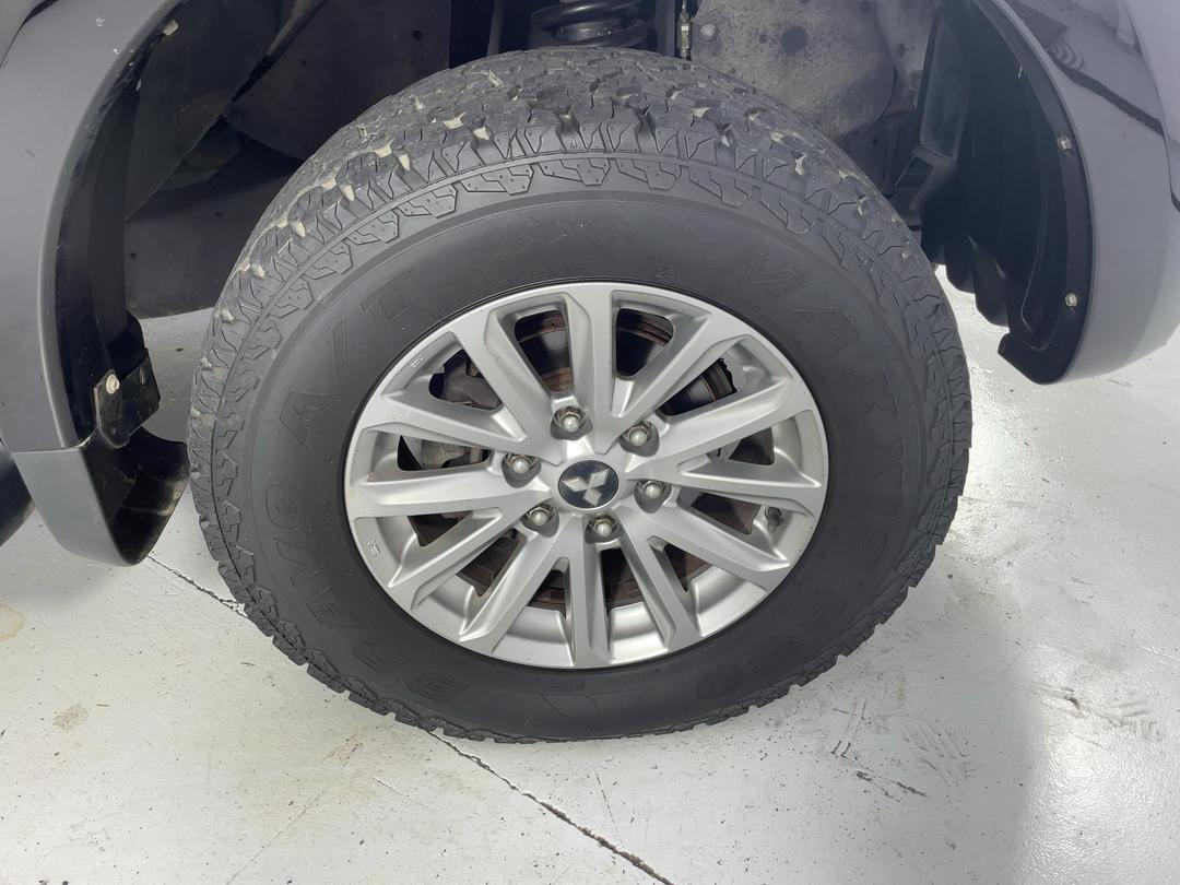 Photo '9' of Mitsubishi Triton