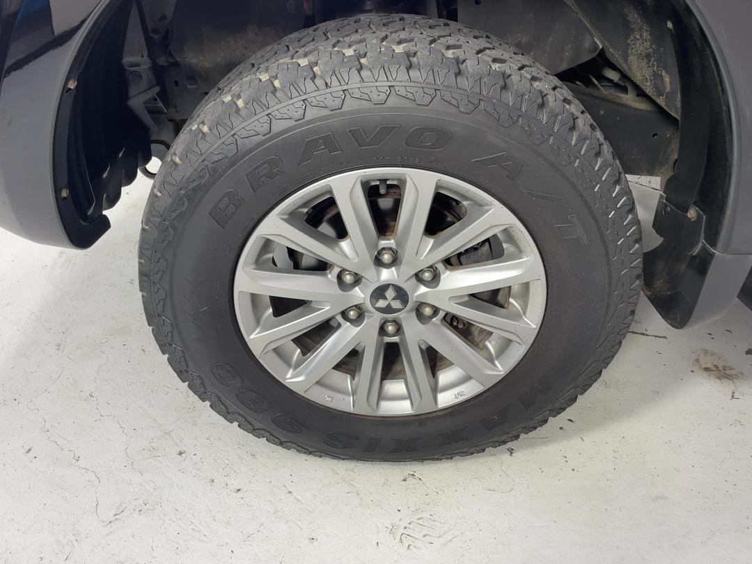 Photo '10' of Mitsubishi Triton