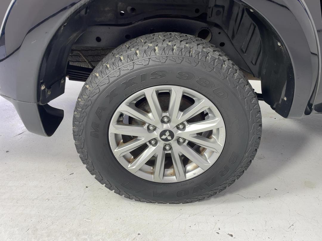Photo '12' of Mitsubishi Triton