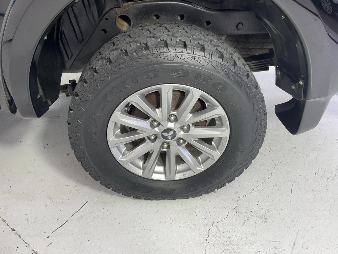 Photo '11' of Mitsubishi Triton