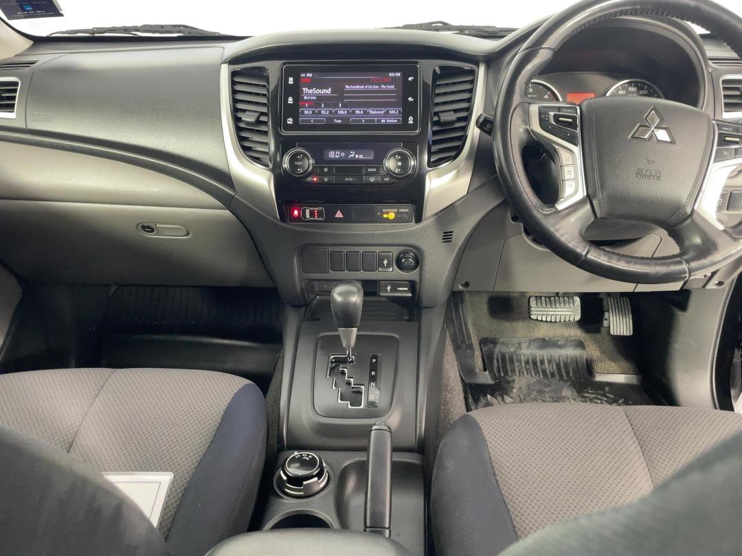 Photo '18' of Mitsubishi Triton