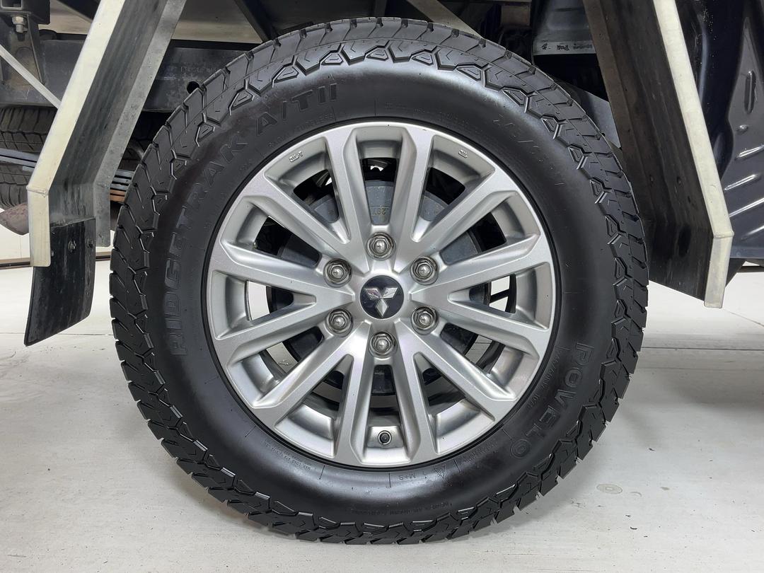 Photo '12' of Mitsubishi Triton