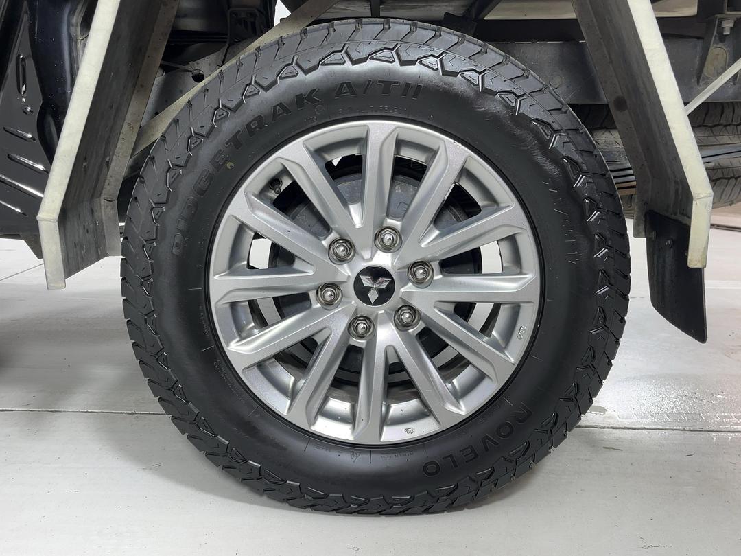Photo '11' of Mitsubishi Triton