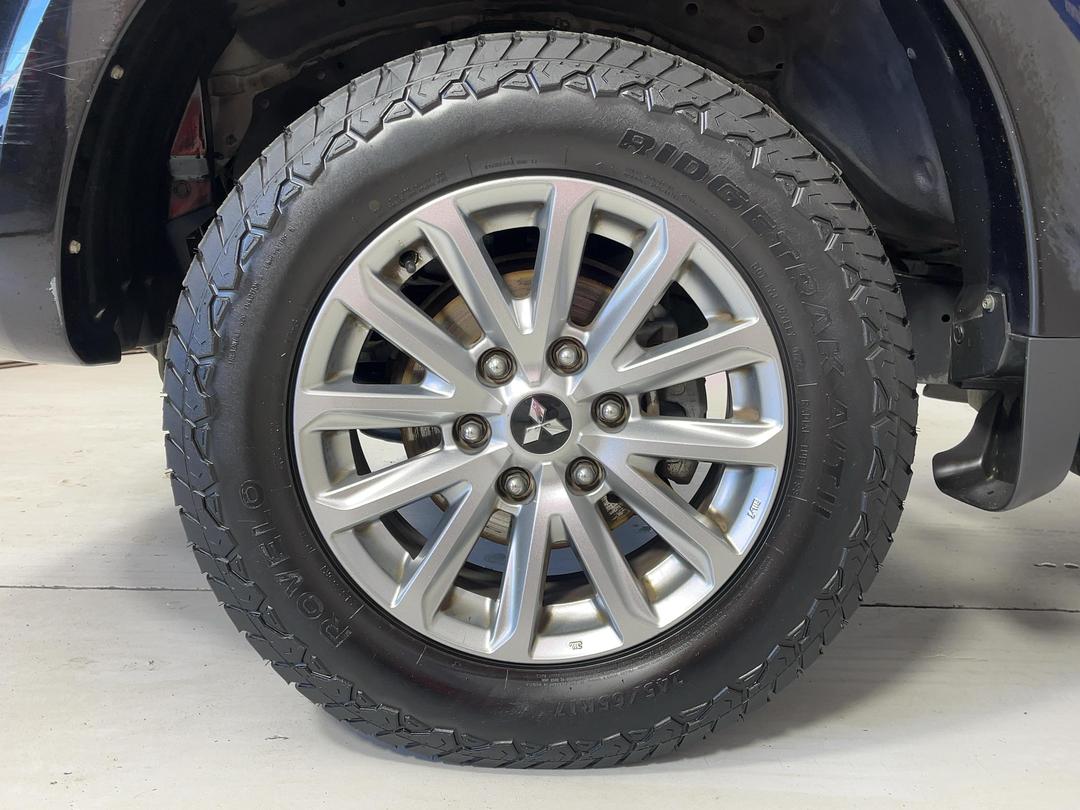 Photo '10' of Mitsubishi Triton