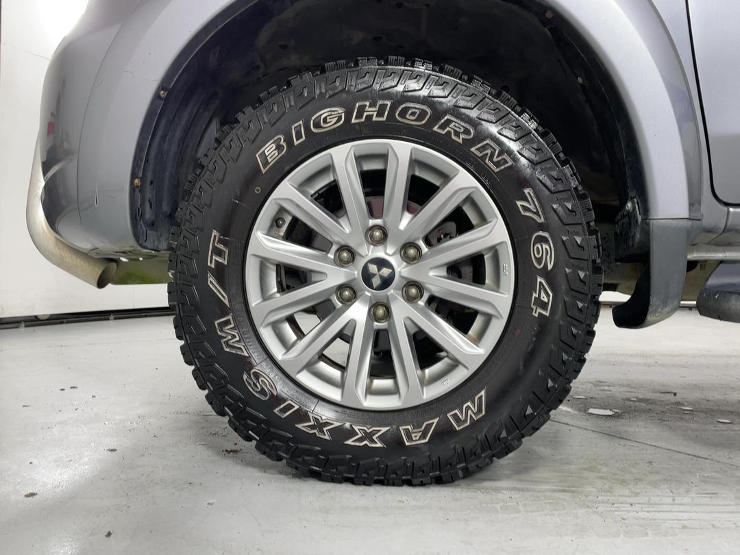 Photo '10' of Mitsubishi Triton