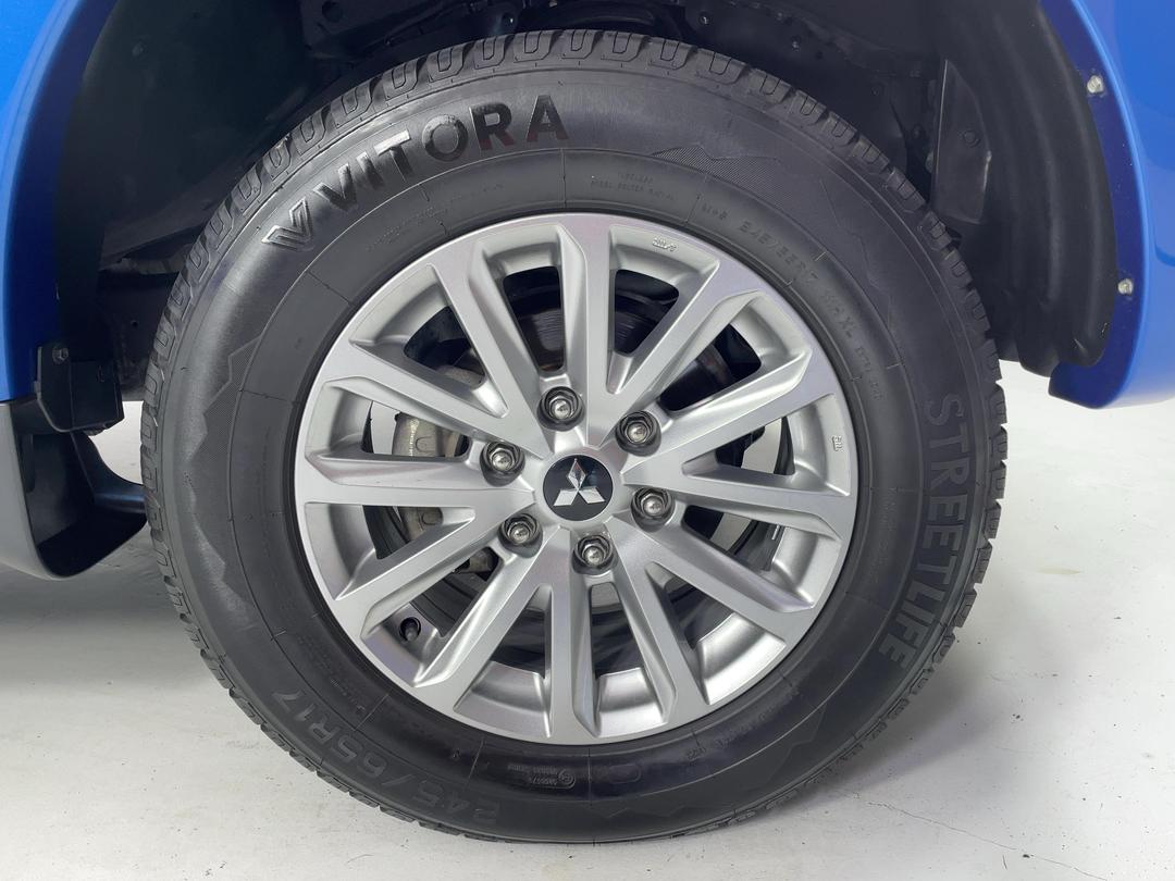 Photo '9' of Mitsubishi Triton