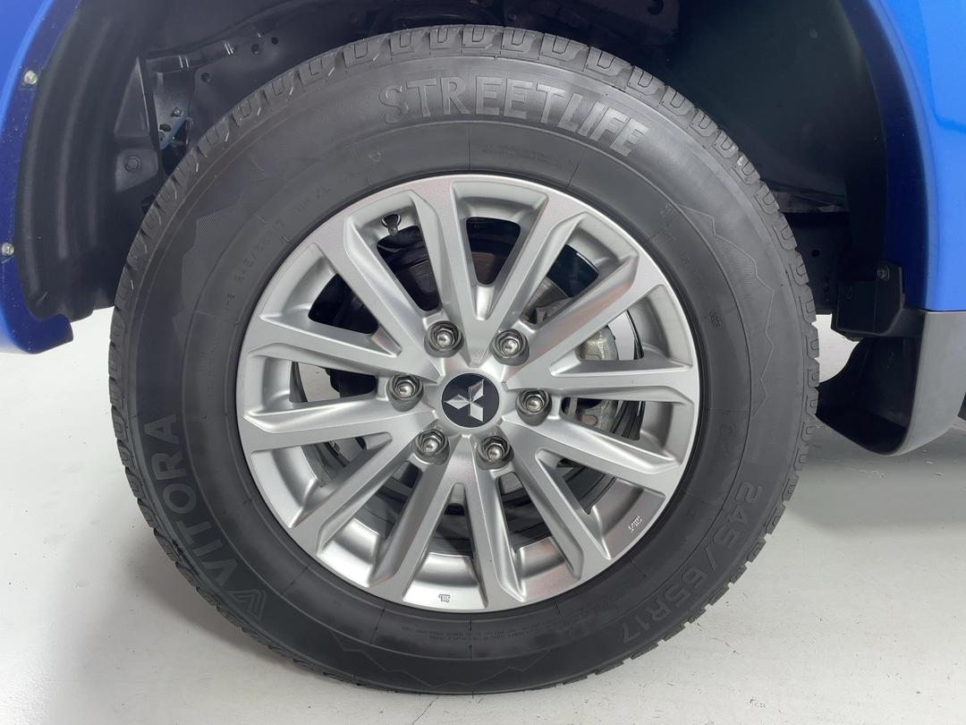 Photo '10' of Mitsubishi Triton