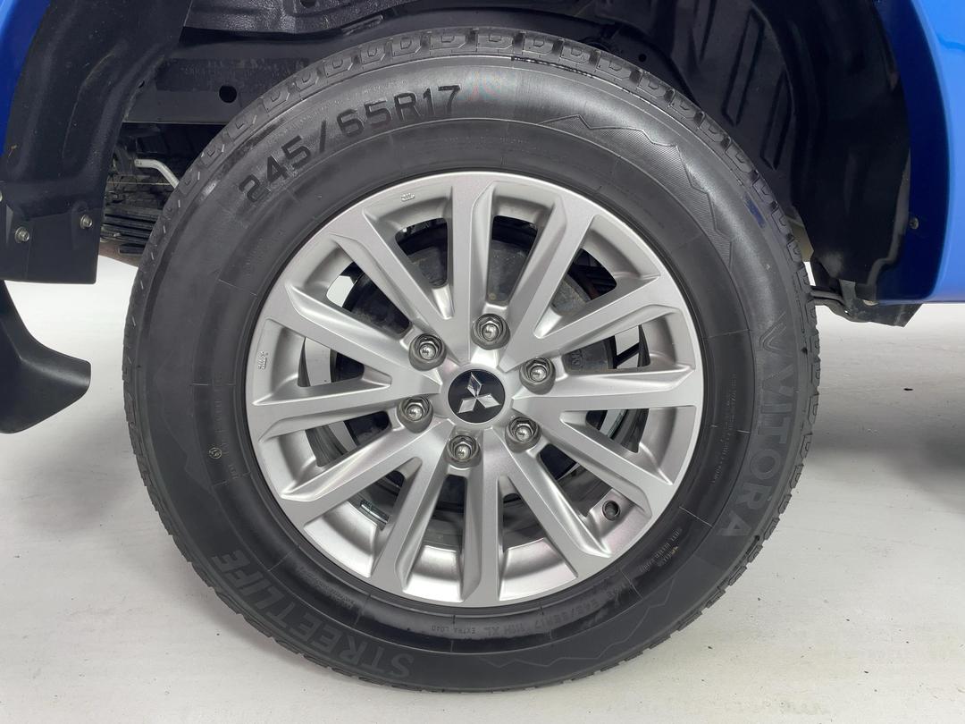 Photo '12' of Mitsubishi Triton