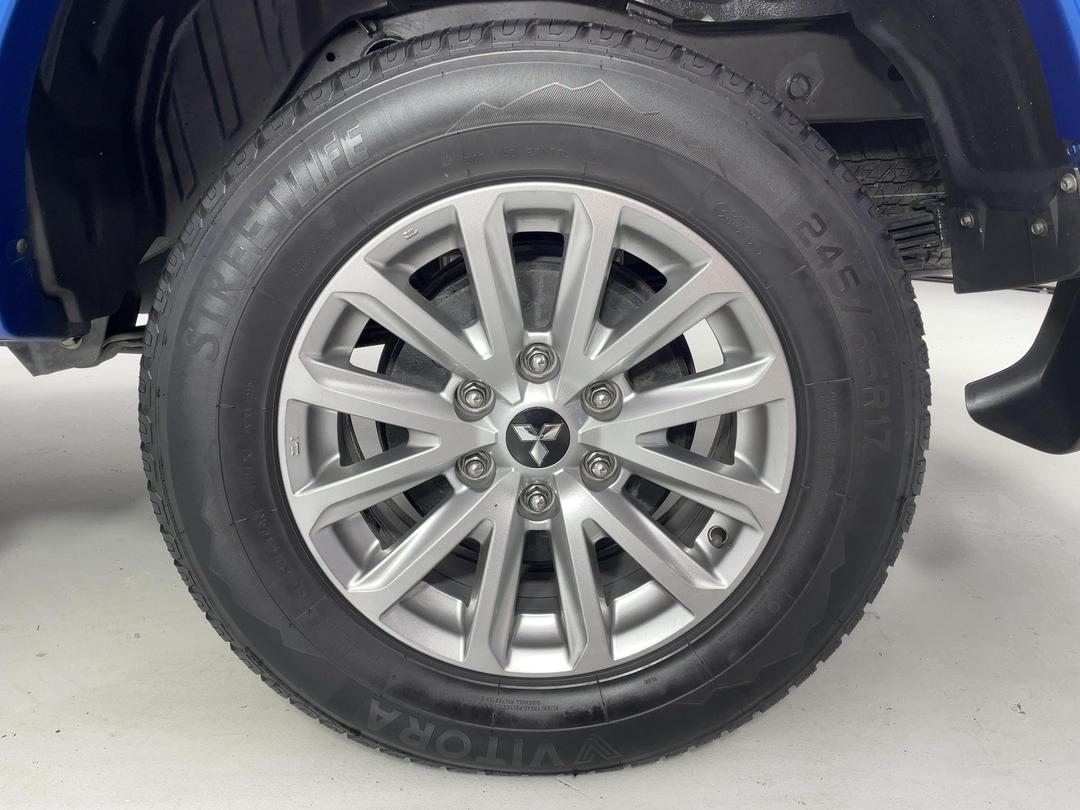 Photo '11' of Mitsubishi Triton