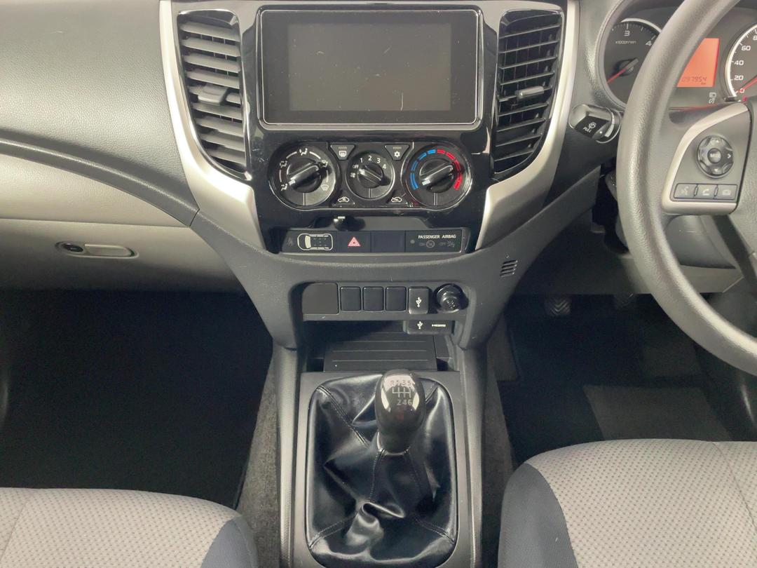Photo '18' of Mitsubishi Triton