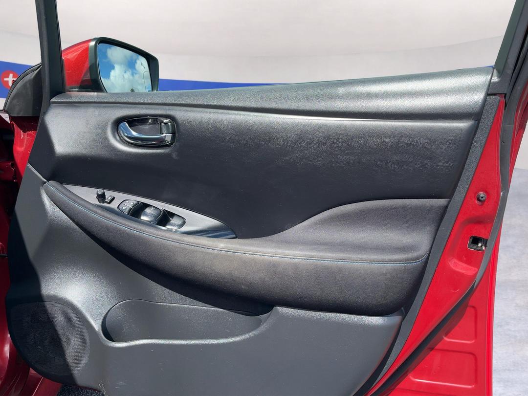 Photo '15' of Nissan Leaf