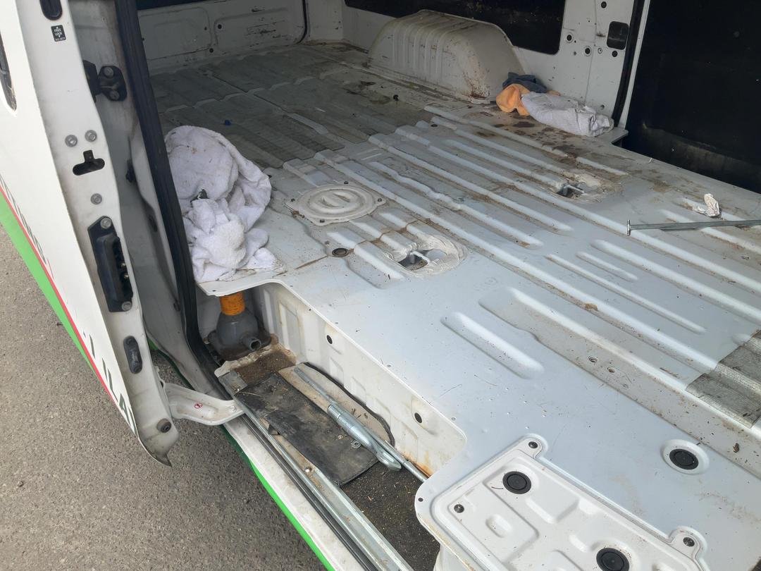 Photo '17' of Nissan NV350 Caravan