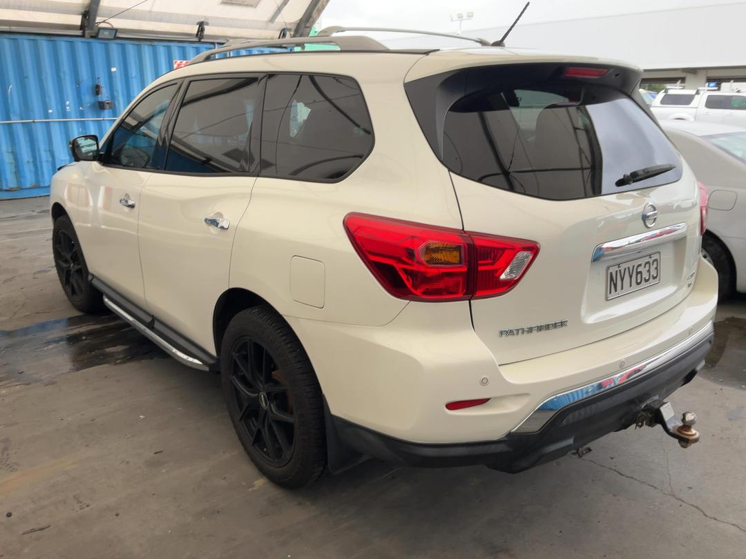 Photo '4' of Nissan Pathfinder TI