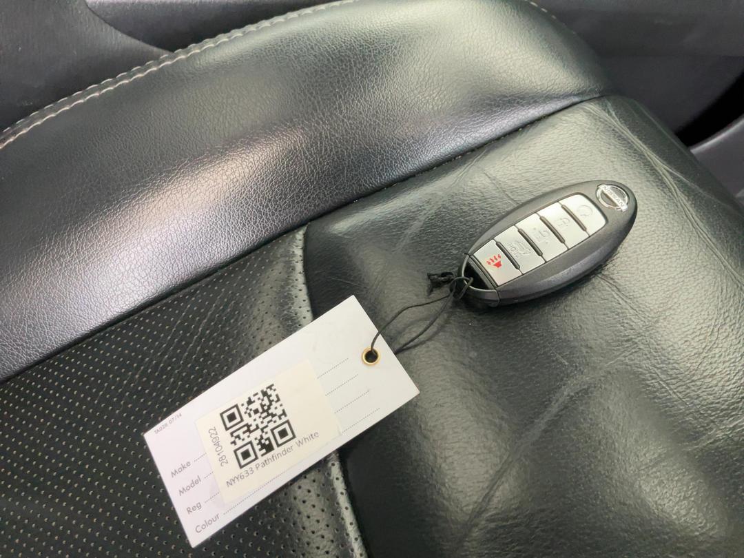 Photo '10' of Nissan Pathfinder TI