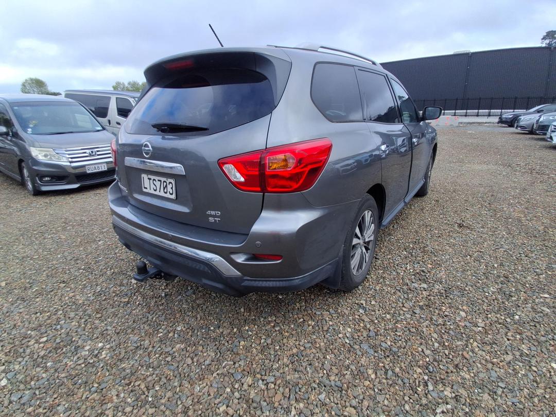 Photo '4' of Nissan Pathfinder ST Photo '4' of Nissan Pathfinder ST