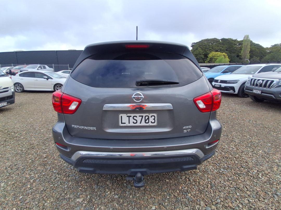 Photo '5' of Nissan Pathfinder ST Photo '5' of Nissan Pathfinder ST