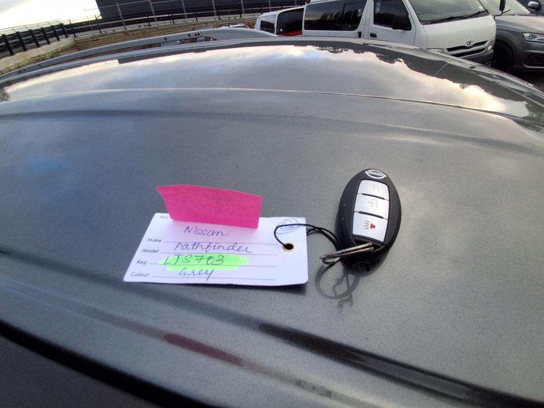 Photo '14' of Nissan Pathfinder ST Photo '14' of Nissan Pathfinder ST