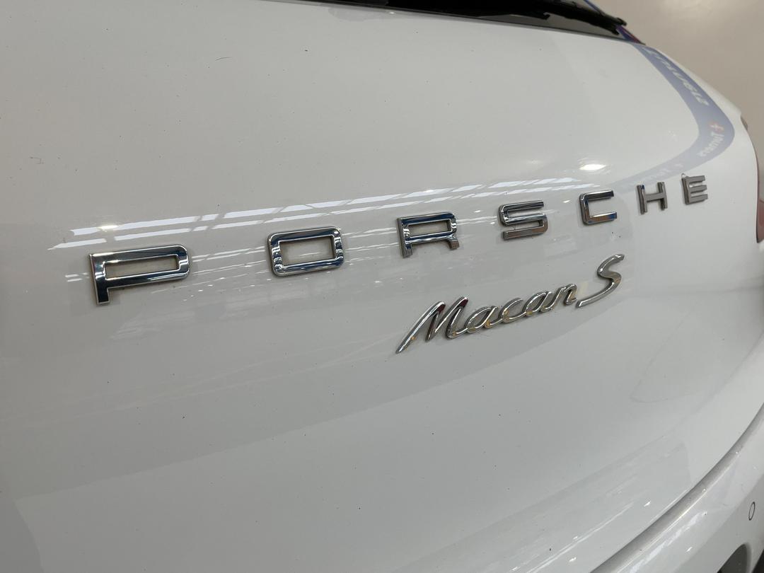 Photo '33' of Porsche Macan