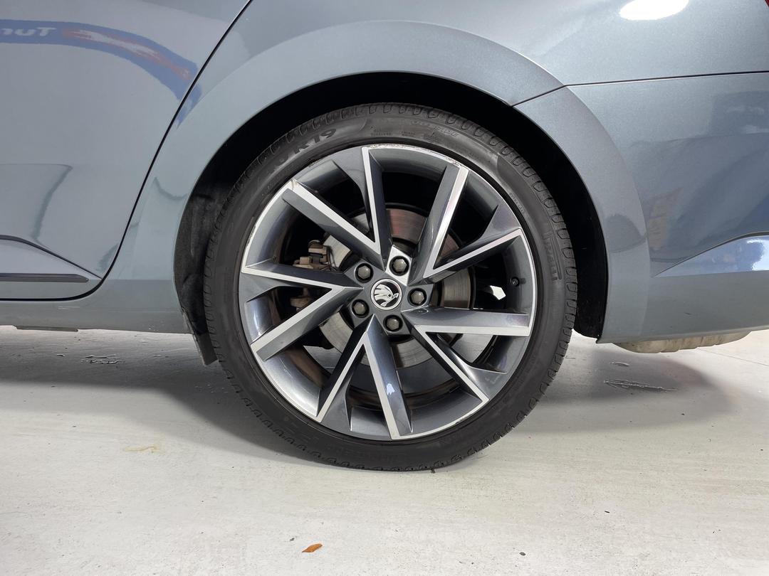 Photo '11' of Skoda Superb