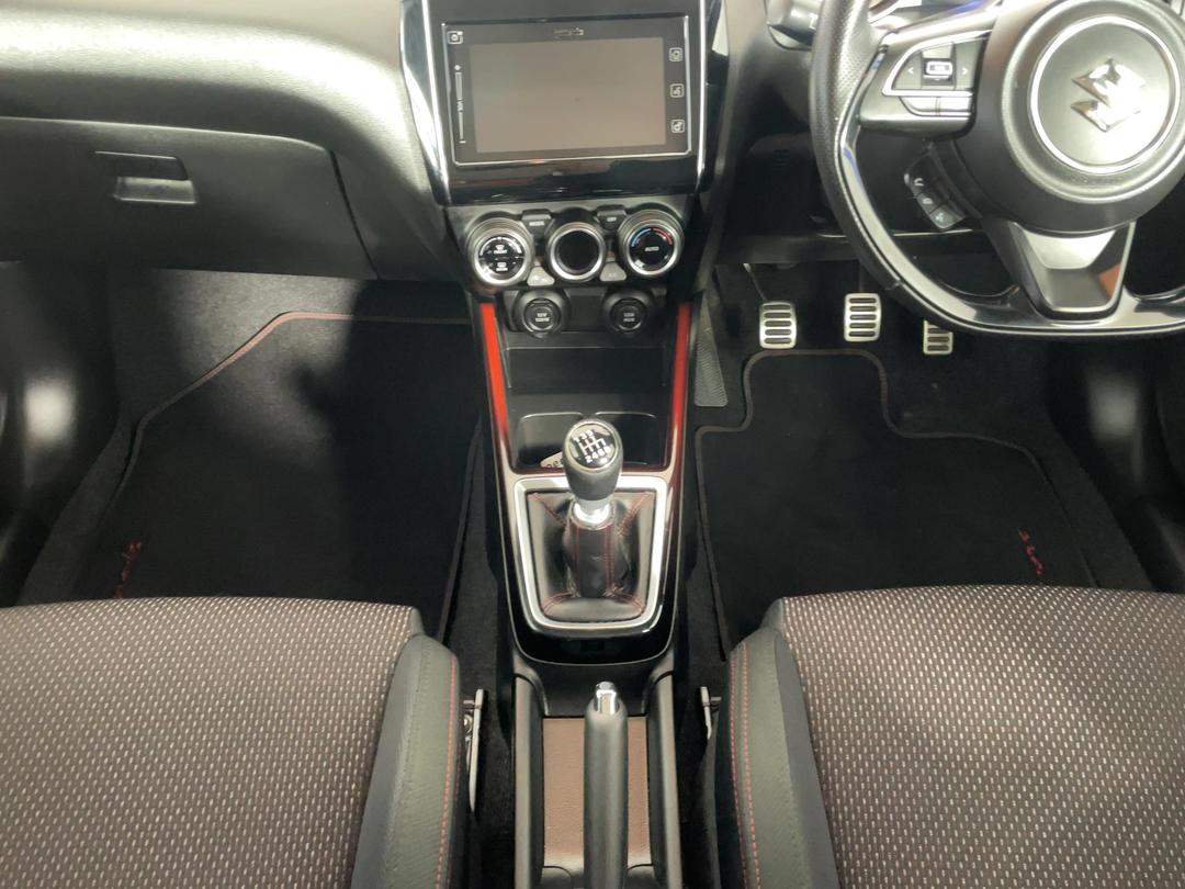 Photo '18' of Suzuki Swift