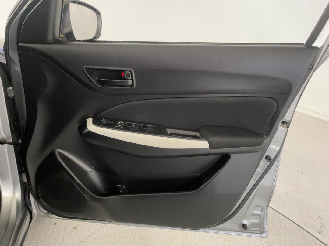 Photo '15' of Suzuki Swift