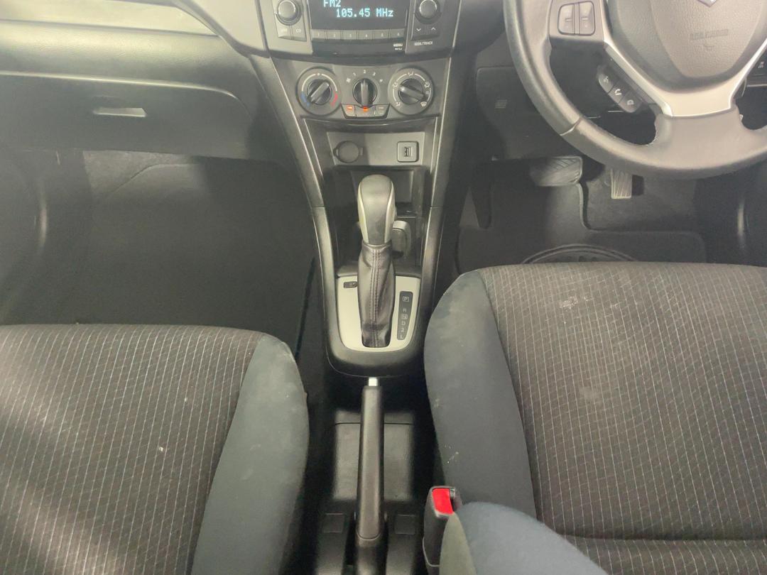 Photo '18' of Suzuki Swift