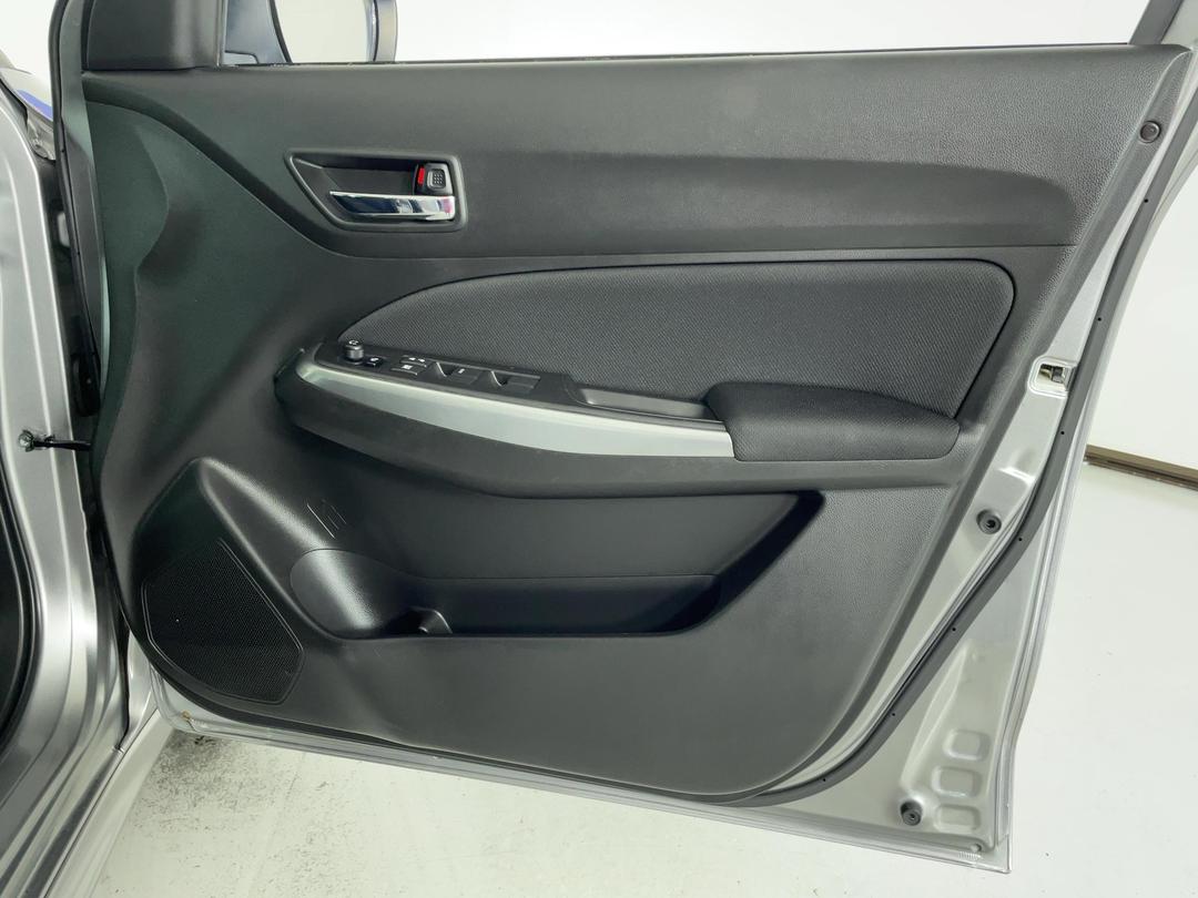 Photo '15' of Suzuki Swift