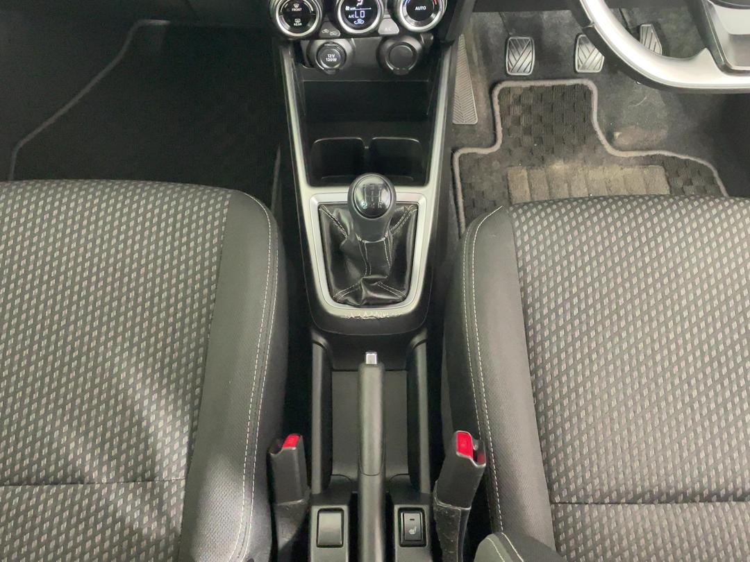 Photo '18' of Suzuki Swift