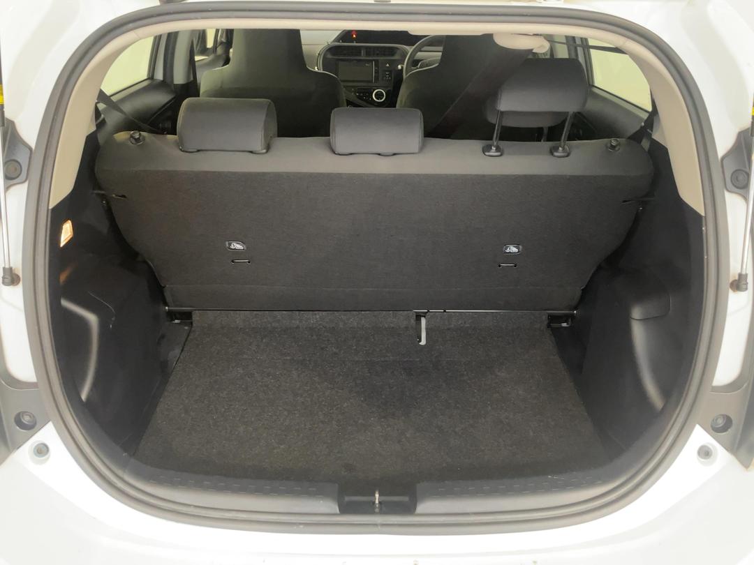 Photo '14' of Toyota Aqua