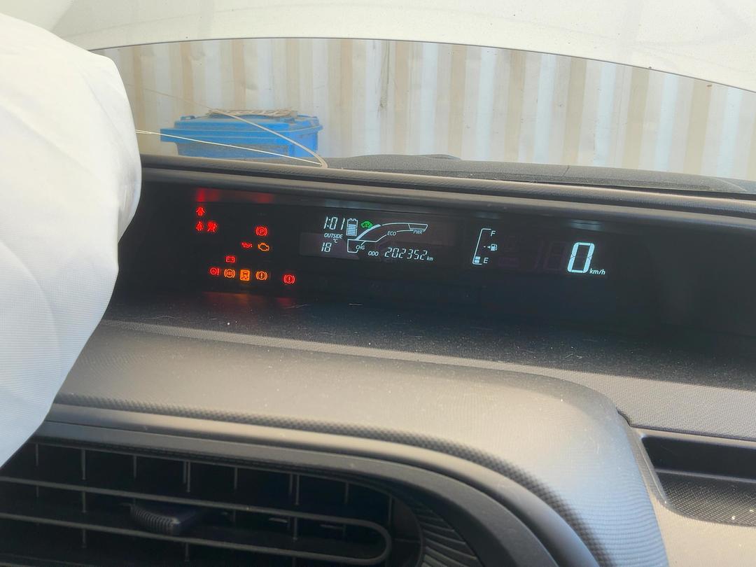 Photo '18' of Toyota Aqua Photo '18' of Toyota Aqua