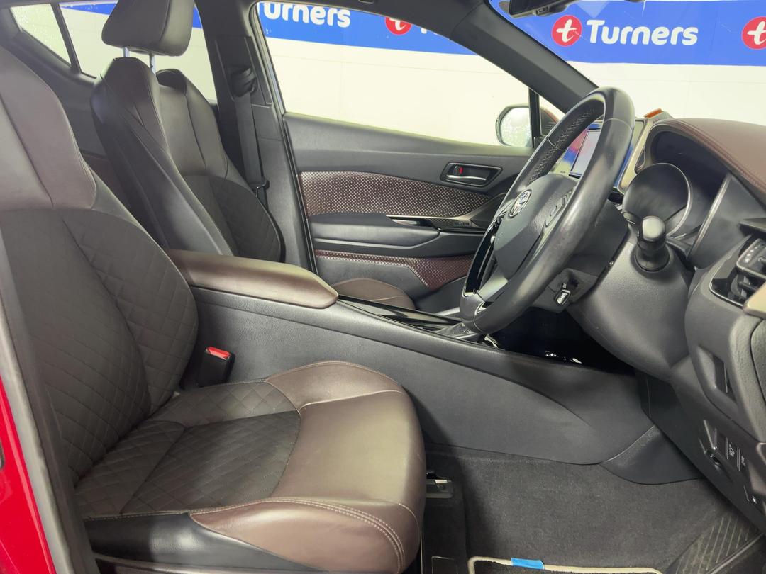 Photo '16' of Toyota C-HR