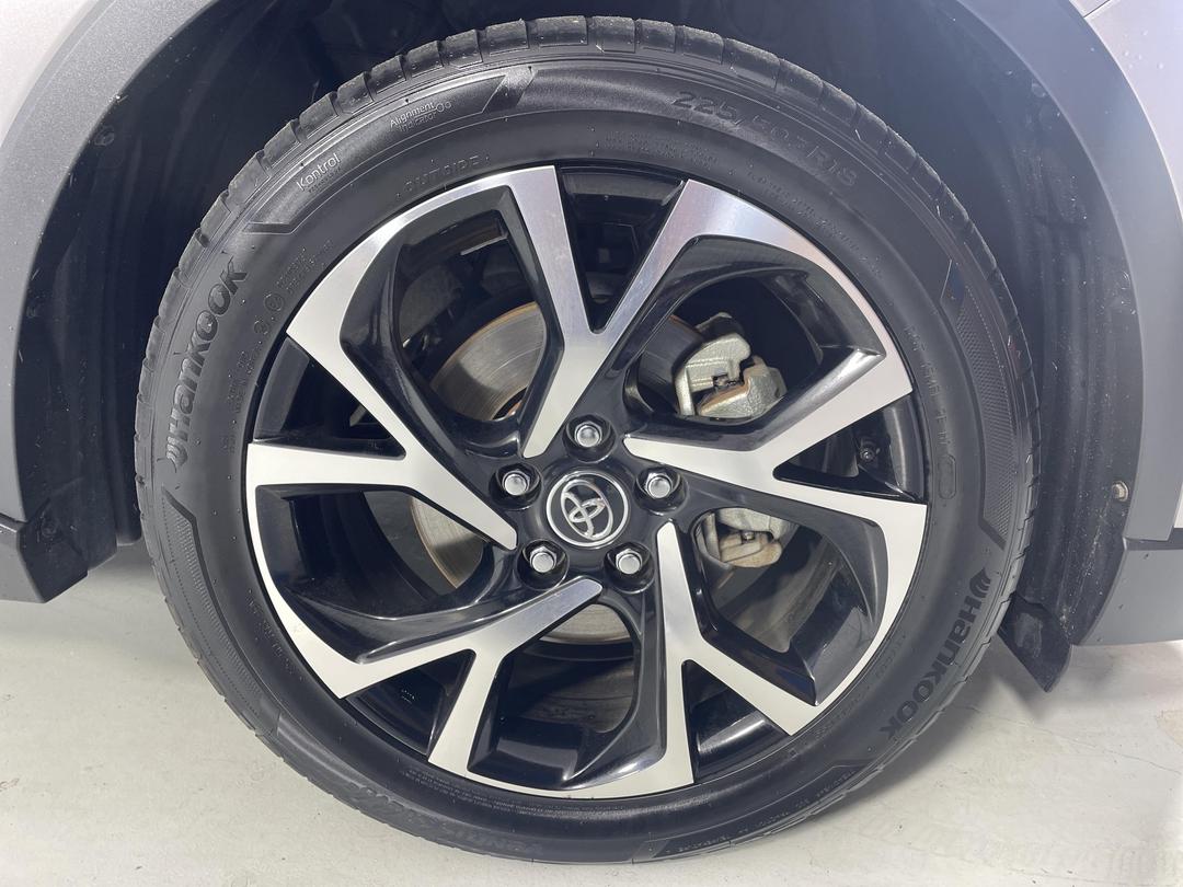 Photo '9' of Toyota C-HR