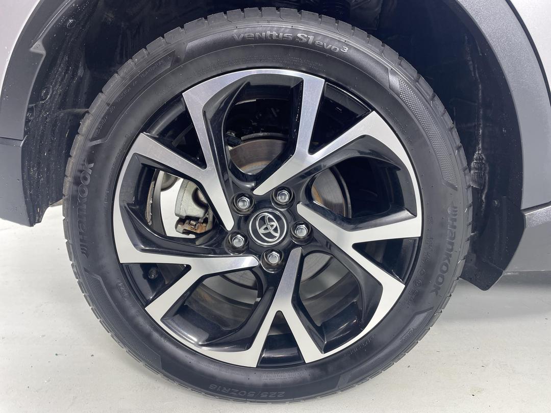 Photo '12' of Toyota C-HR