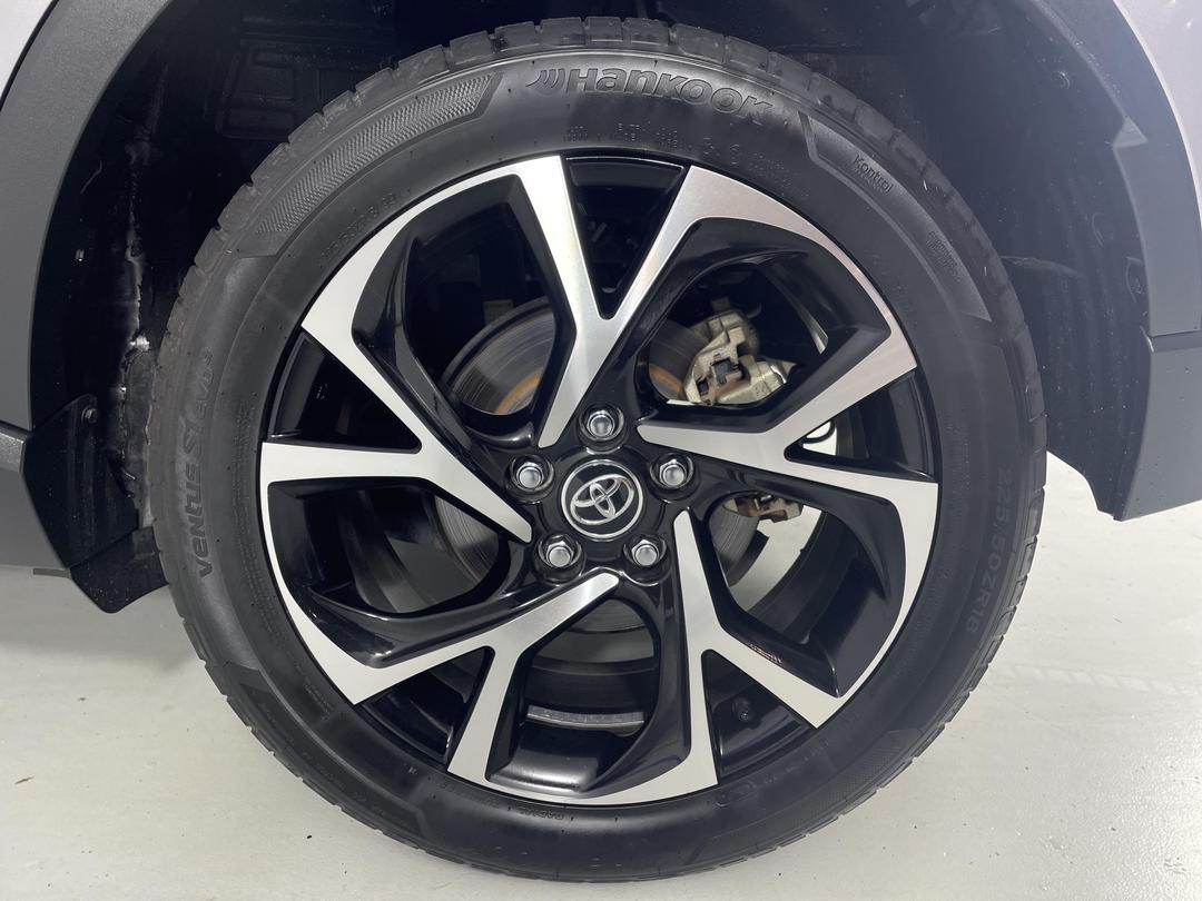 Photo '11' of Toyota C-HR