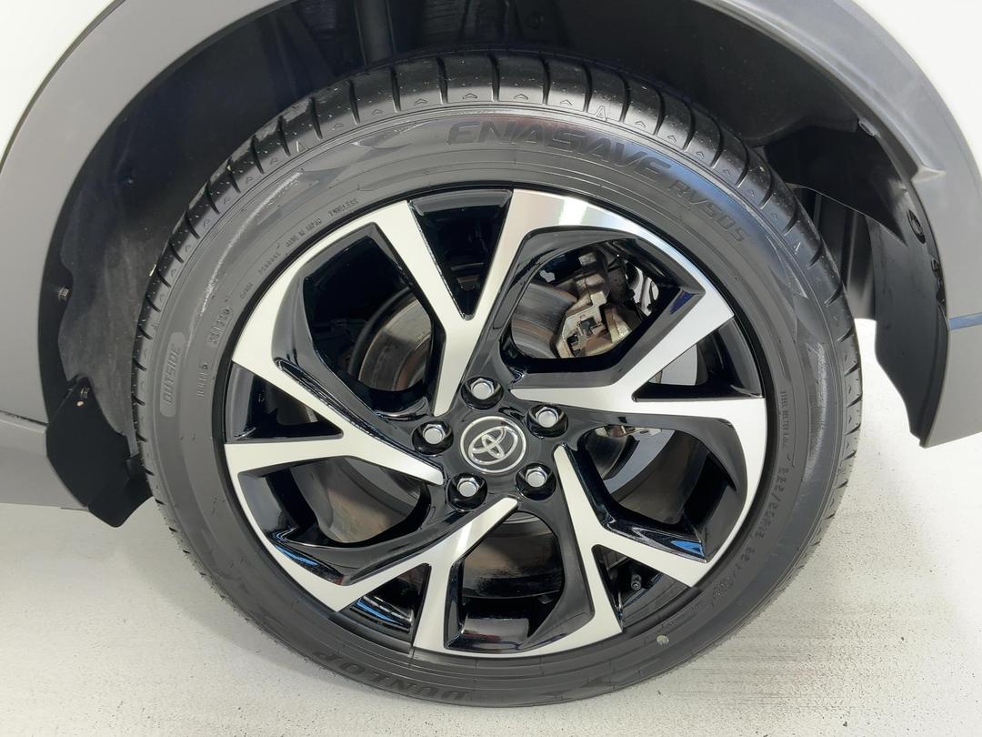 Photo '11' of Toyota C-HR