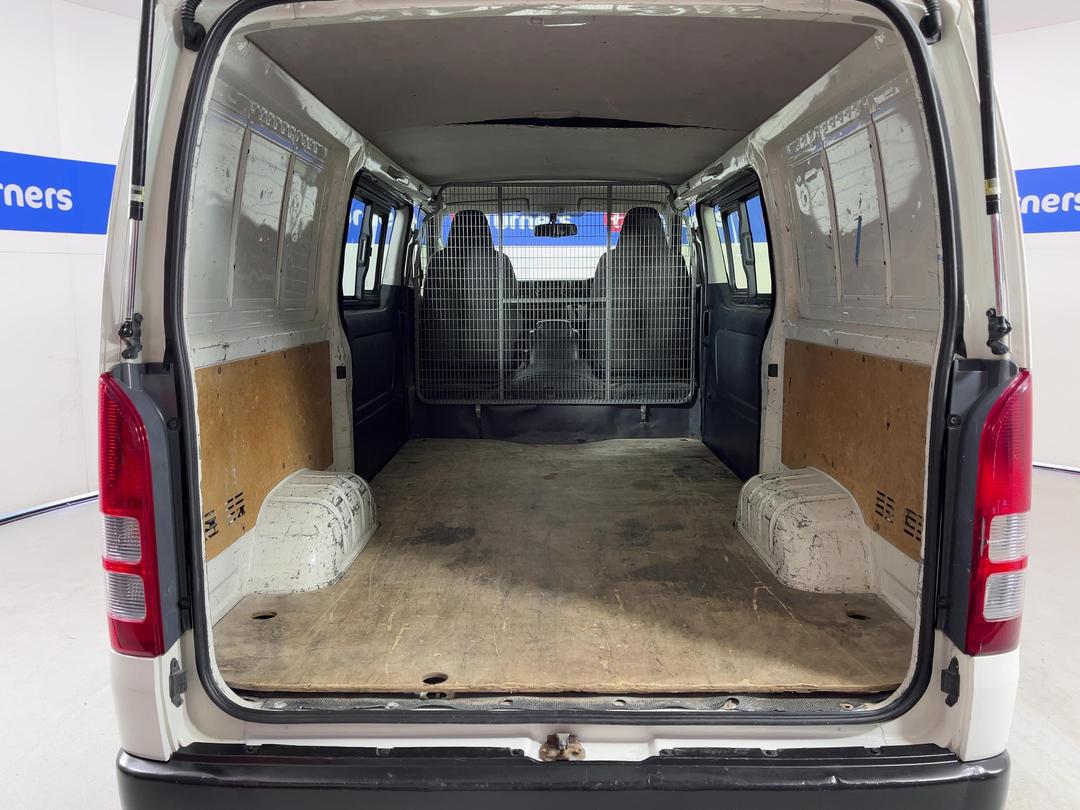 Photo '14' of Toyota Hiace