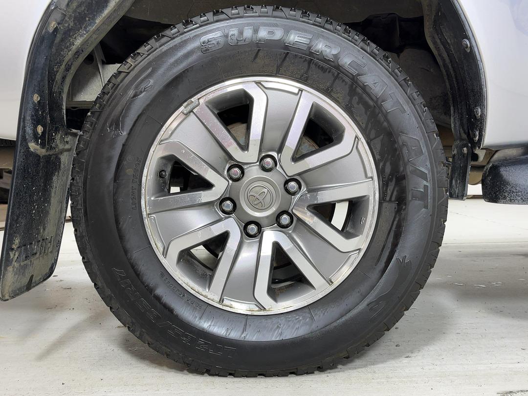 Photo '12' of Toyota Hilux