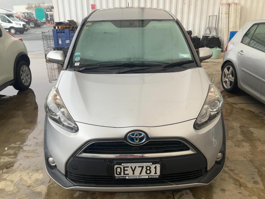 Photo '3' of Toyota Sienta Hybrid