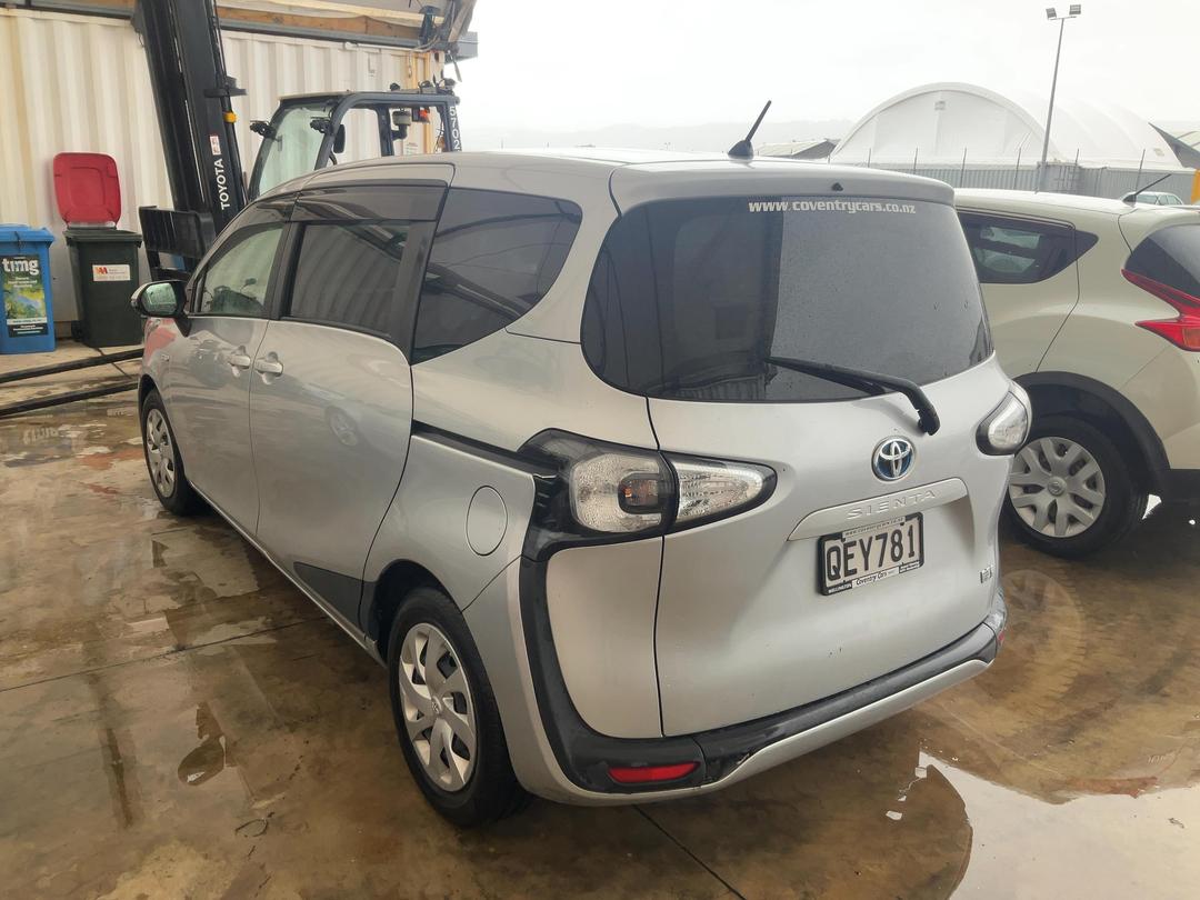 Photo '5' of Toyota Sienta Hybrid