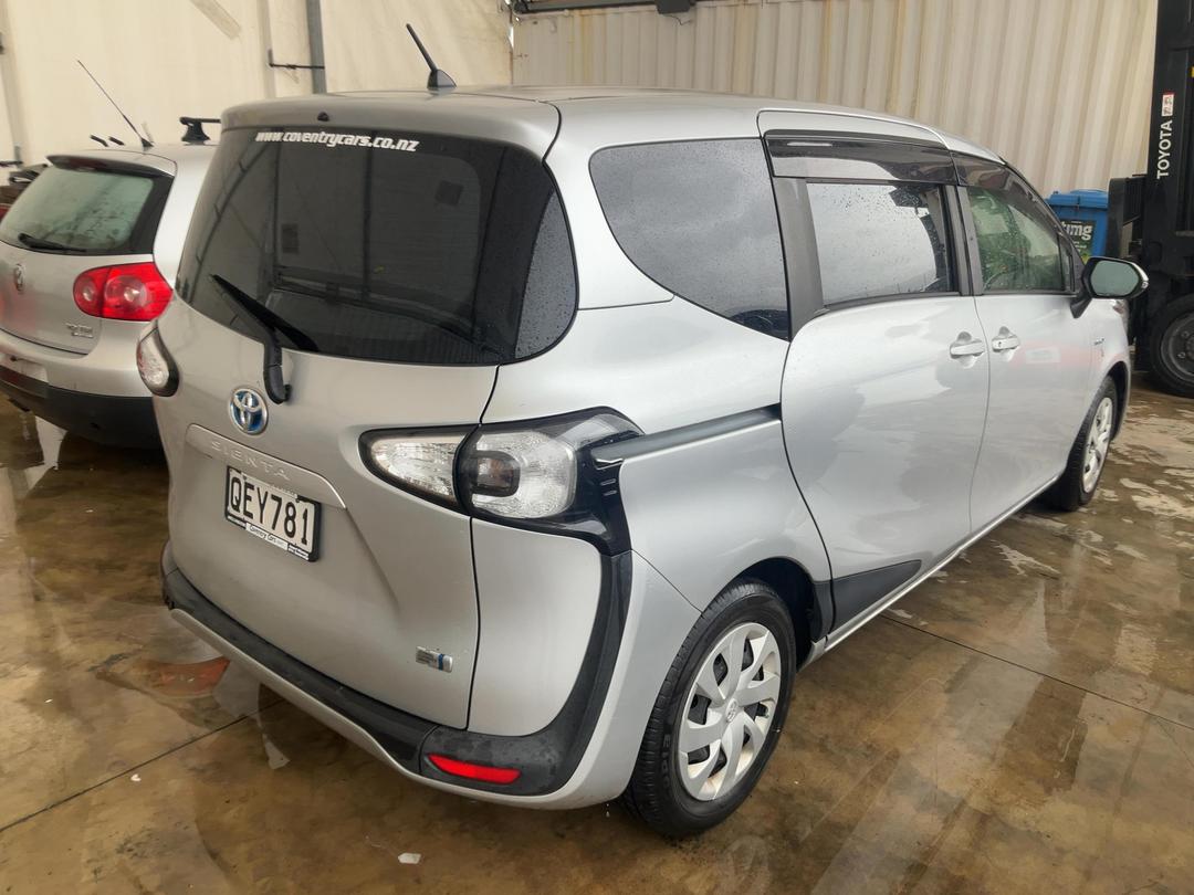 Photo '7' of Toyota Sienta Hybrid