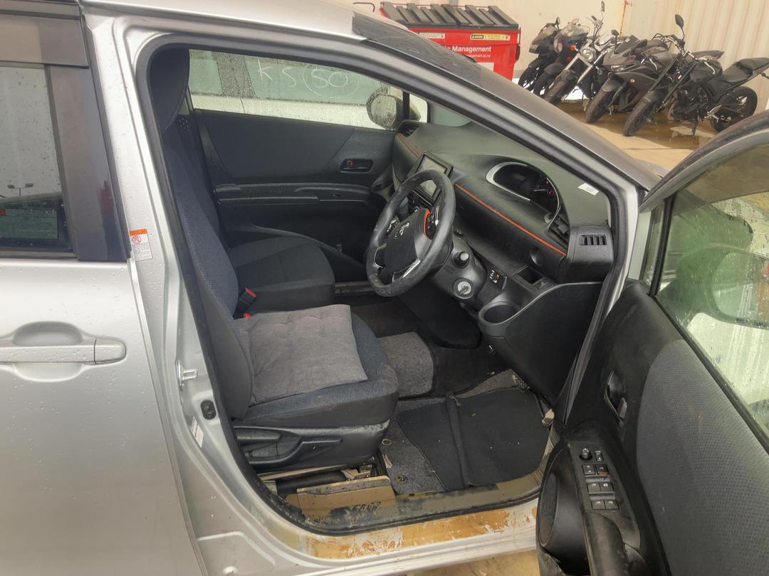 Photo '8' of Toyota Sienta Hybrid