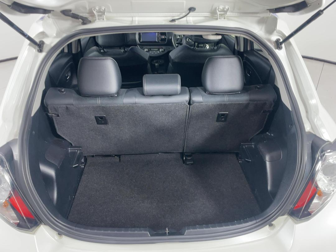 Photo '14' of Toyota Vitz