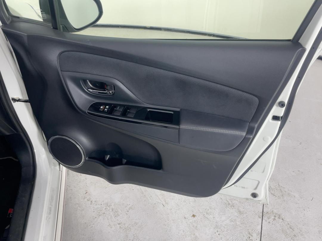 Photo '15' of Toyota Vitz