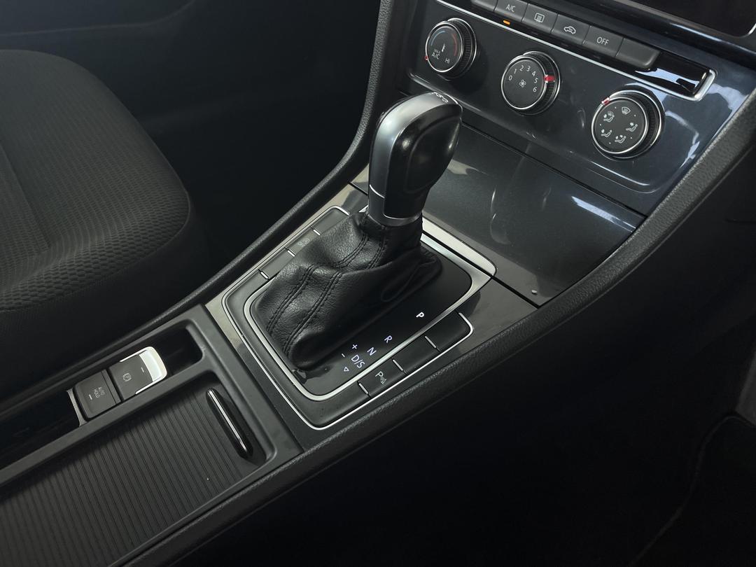 Photo '18' of Volkswagen Golf