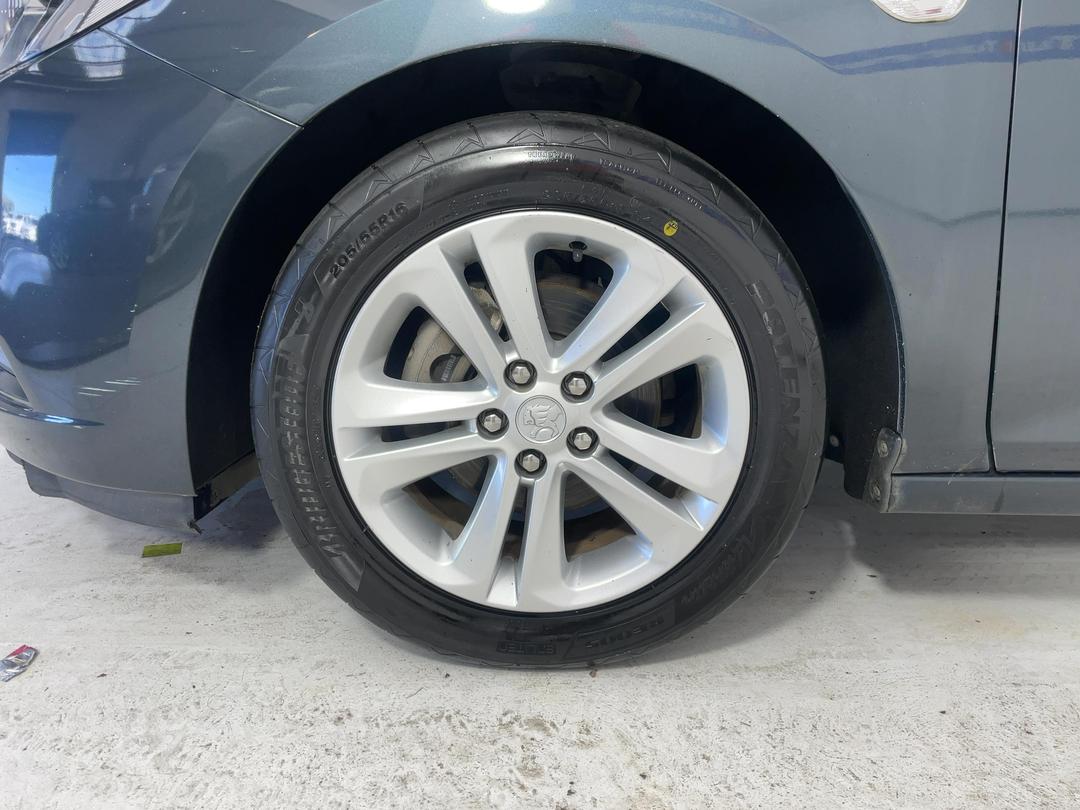 Photo '8' of Holden Astra Sedan LS AT Photo '8' of Holden Astra Sedan LS AT